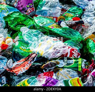 Les bouteilles en plastique et les canettes en aluminium utilisées et écrasées sont prêtes pour l'usine de recyclage. Photo de haute qualité Banque D'Images