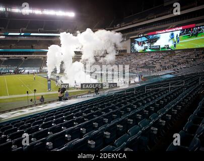 Les joueurs de Philadelphia Eagles prennent le terrain sans fans avant le match contre les Seattle Seahawks au cours de la semaine 12 de la saison de la NFL au Lincoln Financial Field à Philadelphie, le lundi 30 novembre 2020. Les Seahawks ont vaincu les Eagles 23-17. Photo de John Angelillo/UPI Banque D'Images