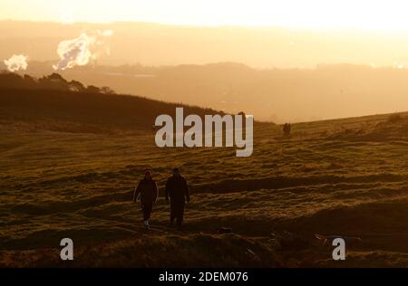 Newtown Linford, Leicestershire, Royaume-Uni. 1er décembre 2020. Météo au Royaume-Uni. Les gens marchent trois chiens au lever du soleil à Bradgate Park le premier jour de l'hiver météorologique au Royaume-Uni. Credit Darren Staples/Alay Live News. Banque D'Images