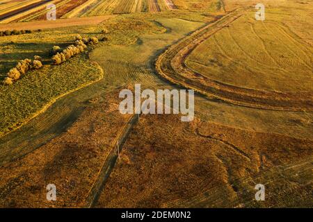 Vue aérienne de campagne paysage plaine en été coucher de soleil, champs cultivés et belle prairie de drone pov Banque D'Images