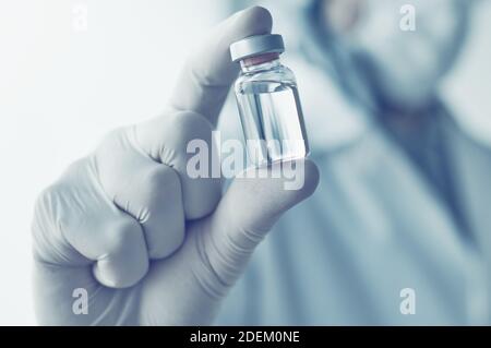 Médecin tenant un flacon de vaccin pour la vaccination du coronavirus concept, concentration sélective Banque D'Images