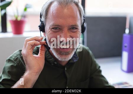 Portrait d'un homme du caucase portant un casque dans un bureau Banque D'Images