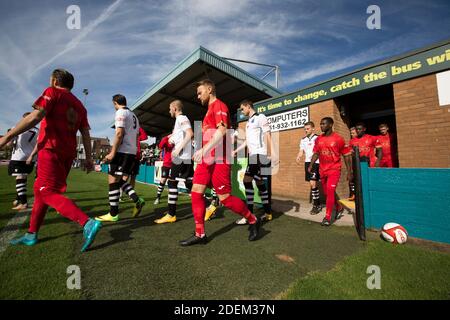 Les deux équipes émergeant des vestiaires du Marine football Club (en blanc), photographiées avant d'accueillir le FC Ilkeston dans un match de division de la première Ligue du Nord. Le match a été remporté par le côté de la maison par 3 buts à 1 et a été regardé par une foule de 398. Marine sont basés à Crosby, Merseyside et jouent au Rossett Park depuis 1903, le club ayant été formé en 1894. Banque D'Images