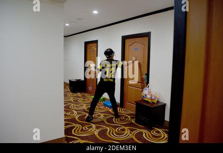 Bangkok, Thaïlande. 18 octobre 2020. Un personnel de l'hôtel livre des aliments pendant une quarantaine d'état alternatif obligatoire (ASQ) de quatorze jours dans un hôtel de Bangkok.pendant les restrictions de coronavirus, les rapatriés étrangers doivent subir une ASQ et doivent effectuer 2 tests Covid -19 RT-PCR, avec 2 contrôles de température quotidiens après quoi ils sont autorisés à quitter l'hôtel si les résultats sont négatifs. Crédit : Paul Lakatos/SOPA Images/ZUMA Wire/Alamy Live News Banque D'Images