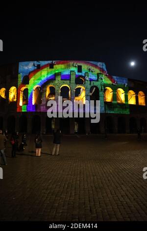 Rome, le colisée s'illumine avec des projections contre la peine de mort dans le monde Banque D'Images