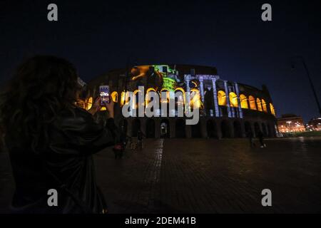 Rome, le colisée s'illumine avec des projections contre la peine de mort dans le monde Banque D'Images