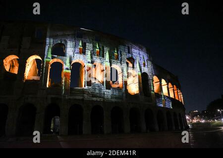 Rome, le colisée s'illumine avec des projections contre la peine de mort dans le monde Banque D'Images