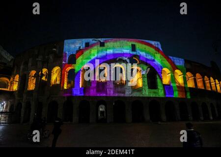 Rome, le colisée s'illumine avec des projections contre la peine de mort dans le monde Banque D'Images