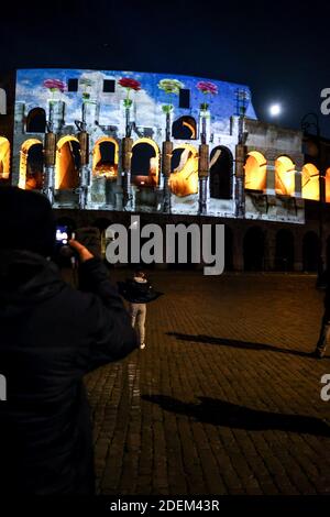 Rome, le colisée s'illumine avec des projections contre la peine de mort dans le monde Banque D'Images