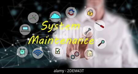Homme touchant un concept de maintenance du système sur un écran tactile avec son doigt Banque D'Images