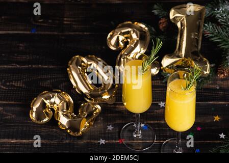 Queue de Mimosa avec jus d'orange et champagne. Fête du nouvel an 2021 avec des boules disco de miroir. Vidéo verticale Banque D'Images