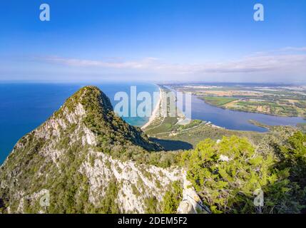 Mont Circeo (Latina, Italie) - la célèbre montagne sur la mer de Tirreno, dans la province de Latina, très populaire auprès des randonneurs pour son beau paysage Banque D'Images