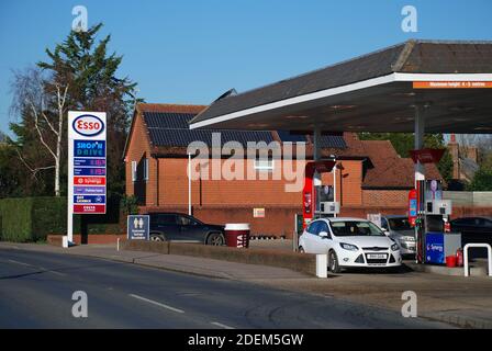 Une station de remplissage d'essence Esso à Tenterden, dans le Kent, en Angleterre, le 28 novembre 2020. Banque D'Images
