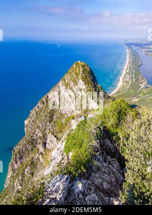 Mont Circeo (Latina, Italie) - la célèbre montagne sur la mer de Tirreno, dans la province de Latina, très populaire auprès des randonneurs pour son beau paysage Banque D'Images