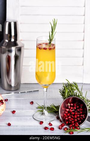 Queue de Mimosa avec jus d'orange et champagne. Nouvelle année ou fête d'anniversaire. Grenade et romarin Banque D'Images