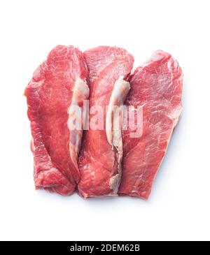Tranches de steak de striploine brut isolé sur fond blanc. Vue de dessus. Banque D'Images