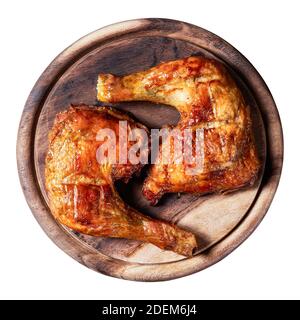 Quartiers de cuisses de poulet sur une planche à découper en bois isolée sur blanc, vue de dessus, gros plan Banque D'Images