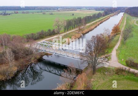 Leipzig, Allemagne. 1er décembre 2020. Un pont historique en acier à colombages traverse le canal Elster-Saale (vue aérienne avec un drone). Les travaux de construction sur le canal ont commencé en 1933 et ont été arrêtés en 1943. Sur les 19 000 kilomètres prévus, seulement 11 000 kilomètres ont été achevés. Credit: Jan Woitas/dpa-Zentralbild/ZB/dpa/Alay Live News Banque D'Images