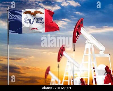 Puits de pétrole sur fond de ciel coloré et d'un mât avec le drapeau de l'État de l'Iowa. Le concept de la production de pétrole, les minéraux, le développement de Banque D'Images