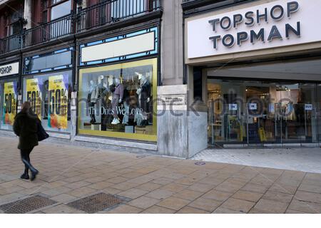 Édimbourg, Écosse, Royaume-Uni. 1er décembre 2020. L'empire de la vente au détail Arcadia s'est effondré dans l'administration et les magasins de détail de marque de grande rue dont Topshop, Topman, Dorothy Perkins et Burton sont confrontés à un avenir incertain. Topman magasin phare vu ici à l'angle de Princes Street et de South St Andrew Street, le centre-ville encore calme avec un manque de fréquentation grâce aux mesures de confinement du coronavirus Covid-19. Crédit : Craig Brown/Alay Live News Banque D'Images