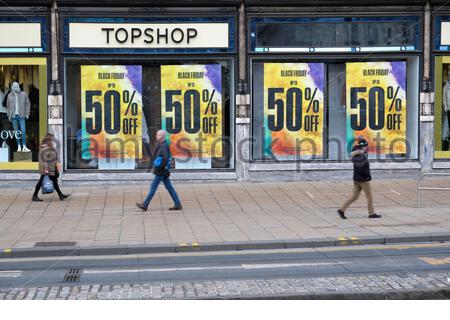 Édimbourg, Écosse, Royaume-Uni. 1er décembre 2020. L'empire de la vente au détail Arcadia s'est effondré dans l'administration et les magasins de détail de marque de grande rue dont Topshop, Topman, Dorothy Perkins et Burton sont confrontés à un avenir incertain. Topman magasin phare vu ici à l'angle de Princes Street et de South St Andrew Street, le centre-ville encore calme avec un manque de fréquentation grâce aux mesures de confinement du coronavirus Covid-19. Crédit : Craig Brown/Alay Live News Banque D'Images