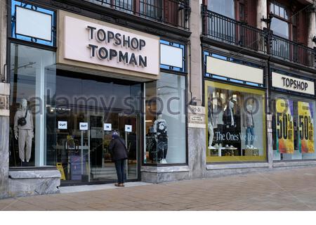 Édimbourg, Écosse, Royaume-Uni. 1er décembre 2020. L'empire de la vente au détail Arcadia s'est effondré dans l'administration et les magasins de détail de marque de grande rue dont Topshop, Topman, Dorothy Perkins et Burton sont confrontés à un avenir incertain. Topman magasin phare vu ici à l'angle de Princes Street et de South St Andrew Street, le centre-ville encore calme avec un manque de fréquentation grâce aux mesures de confinement du coronavirus Covid-19. Crédit : Craig Brown/Alay Live News Banque D'Images