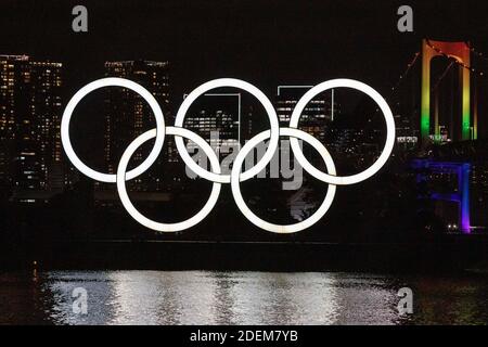 1er décembre 2020, Tokyo, Japon : les anneaux olympiques s'allument après avoir été réinstallés au bord de l'eau dans le parc marin d'Odaiba. Le symbole olympique, qui mesure 33 mètres de large, 15 mètres de haut et pèse environ 69 tonnes, sera exposé jusqu'à la fin des Jeux de Tokyo 2020 en août 2021. (Image crédit: © Rodrigo Reyes Marin/ZUMA Wire) Banque D'Images