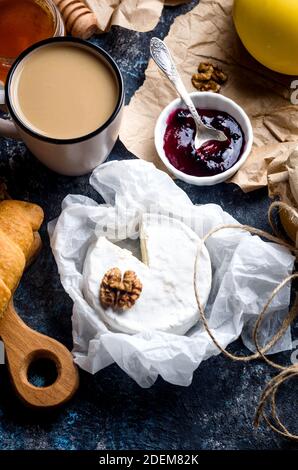 Camembert gros plan avec du miel, des noix, de la vigne. Assiette de fromages exquise, vin. Camembert, bree. Fromage français doux. Cuisine italienne. Produits laitiers Banque D'Images