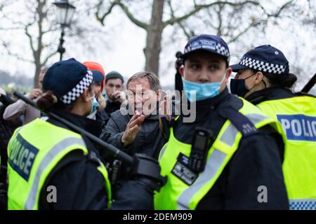 Manifestation anti-verrouillage, Londres, 28 novembre 2020. Les manifestants s'opposent aux policiers qui maintiennent un blocus à Hyde Park. Banque D'Images