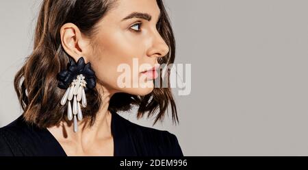 Portrait rogné d'une femme avec contour d'oreille de grande taille Banque D'Images