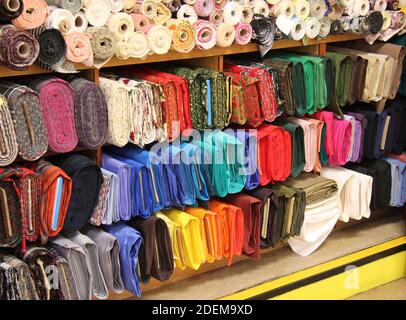 Rouleaux de matériaux aux couleurs vives dans une serrurerie. Banque D'Images