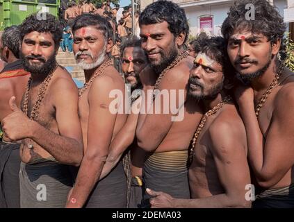 Des pèlerins font la queue pour entrer au temple de Shree Padmanabhaswamy à Trivandrum (Thiruvanathanapuram), Kerala, Inde Banque D'Images