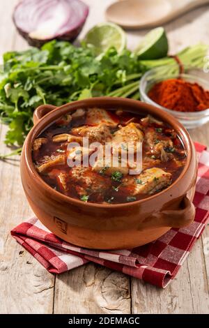 Soupe traditionnelle de mondongo ou d'el menudo sur une table en bois Banque D'Images