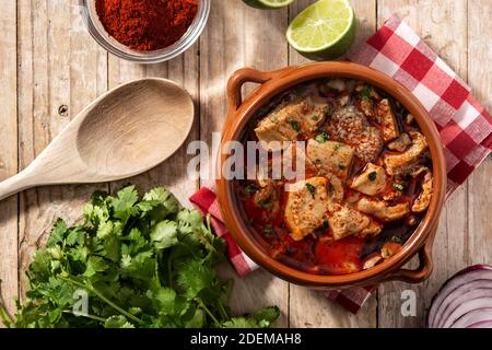 Soupe traditionnelle de mondongo ou d'el menudo sur une table en bois Banque D'Images