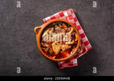 Soupe traditionnelle de mondongo ou d'el menudo sur fond noir Banque D'Images