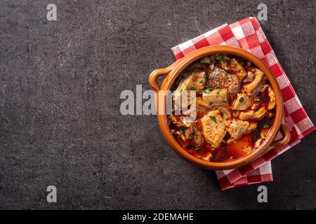Soupe traditionnelle de mondongo ou d'el menudo sur fond noir Banque D'Images