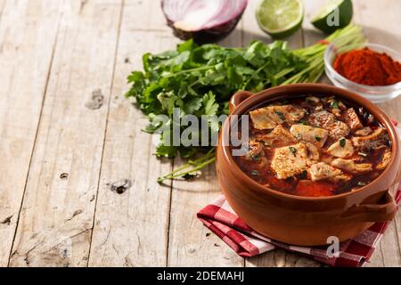 Soupe traditionnelle de mondongo ou d'el menudo sur une table en bois Banque D'Images