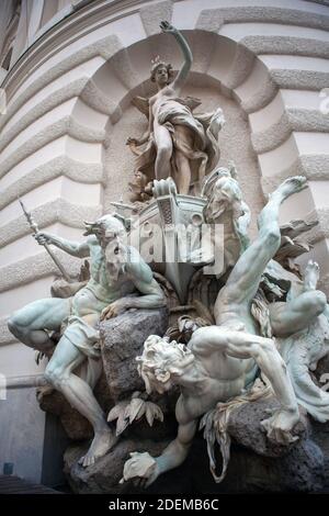 VIENNE, AUTRICHE - 02 janvier 2011 : fontaine de sculpture puissance de la mer Michaelerplatz près de Hofburg à Vienne. Célèbre monument de Vienne. Banque D'Images