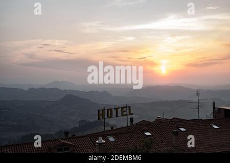 Paysage montagnes matin coucher de soleil sur les montagnes de Saint-Marin, ciel brûlant, magnifique ciel de coucher de soleil Banque D'Images