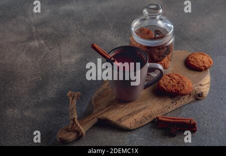 Tasse de thé ou de café avec cannelle et biscuits isolés sur fond gris et blanc. Le concept de l'atmosphère et du confort à la maison, vacances, date romantique, hiver, confort à la maison, Noël ou nouvel an. Banque D'Images