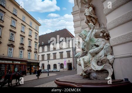 VIENNE, AUTRICHE - 02 janvier 2011 : fontaine de sculpture puissance de la mer Michaelerplatz près de Hofburg à Vienne. Célèbre monument de Vienne. Banque D'Images