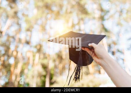 Diplômé réussi, dans des robes académiques, augmenté le plafond de la remise des diplômes, étude d'adieu, peut être utilisé pour la publicité, Banque D'Images