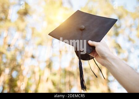 Diplômé réussi, dans des robes académiques, augmenté le plafond de la remise des diplômes, étude d'adieu, peut être utilisé pour la publicité, Banque D'Images