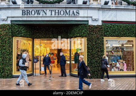 Cork, Irlande. 1er décembre 2020. Des magasins non essentiels ouvrent dans tout le pays ce matin après avoir été fermés pendant six semaines en raison de restrictions de niveau 5 COVID-19. Brown Thomas sur Patrick Street, Cork, a ouvert ses portes tôt. Crédit : AG News/Alay Live News Banque D'Images