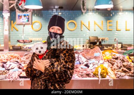 Cork, Irlande. 1er décembre 2020. Des magasins non essentiels ouvrent dans tout le pays ce matin après avoir été fermés pendant six semaines en raison de restrictions de niveau 5 COVID-19. Joy Roncken, de Blackrock, faisait du shopping dans le marché anglais avec son chien 'Parkles'. Crédit : AG News/Alay Live News Banque D'Images