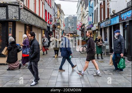 Cork, Irlande. 1er décembre 2020. Des magasins non essentiels ouvrent dans tout le pays ce matin après avoir été fermés pendant six semaines en raison de restrictions de niveau 5 COVID-19. La ville de Cork était occupée ce matin par des clients qui faisaient leurs courses de Noël. Crédit : AG News/Alay Live News Banque D'Images