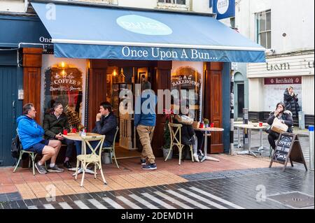 Cork, Irlande. 1er décembre 2020. Des magasins non essentiels ouvrent dans tout le pays ce matin après avoir été fermés pendant six semaines en raison de restrictions de niveau 5 COVID-19. La ville de Cork était occupée ce matin par des clients qui faisaient leurs courses de Noël. Crédit : AG News/Alay Live News Banque D'Images