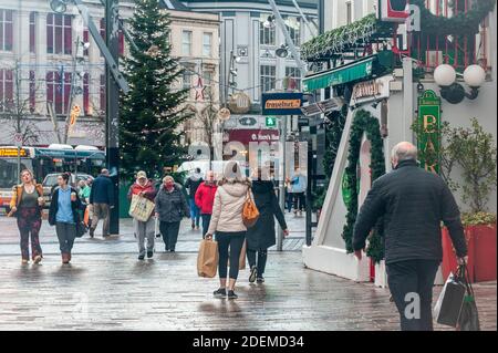 Cork, Irlande. 1er décembre 2020. Des magasins non essentiels ouvrent dans tout le pays ce matin après avoir été fermés pendant six semaines en raison de restrictions de niveau 5 COVID-19. La ville de Cork était occupée ce matin par des clients qui faisaient leurs courses de Noël. Crédit : AG News/Alay Live News Banque D'Images