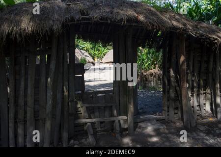 Vue par l'entrée de l'enceinte d'un village de Dani dans les Highlands de la Papouasie occidentale, Indonésie. Banque D'Images