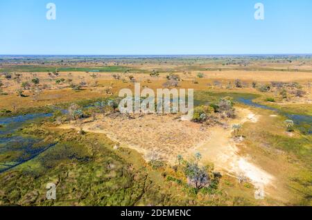 Vue panoramique aérienne sur le paysage du delta d'Okavango à l'approche de la piste d'atterrissage de Nxabega, au nord du Botswana, en Afrique australe Banque D'Images